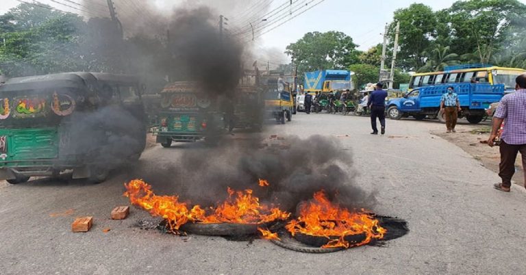 মাদকসহ গ্রেপ্তার ছাত্রলীগ নেতার মুক্তির দাবিতে সড়ক অবরোধ!