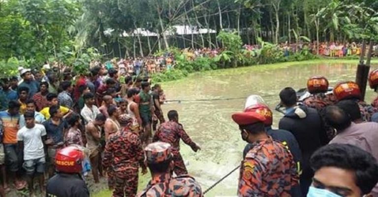 পুকুরে মাইক্রোবাস, প্রান গেল একই পরিবারের ৮ জনের