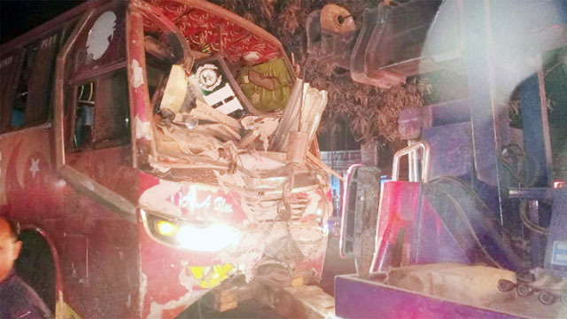 রংপুরে বাস নিয়ন্ত্রণ হারিয়ে দোকানে, নিহত ১