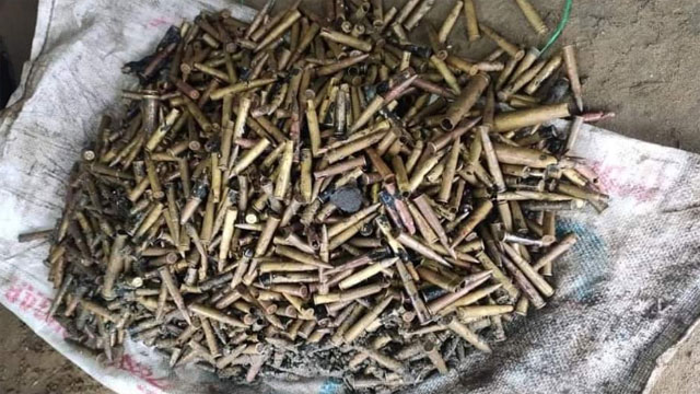 বালু খুঁড়তে গিয়ে মিললো দ্বিতীয় বিশ্বযুদ্ধের সময়কার বিপুল গুলি