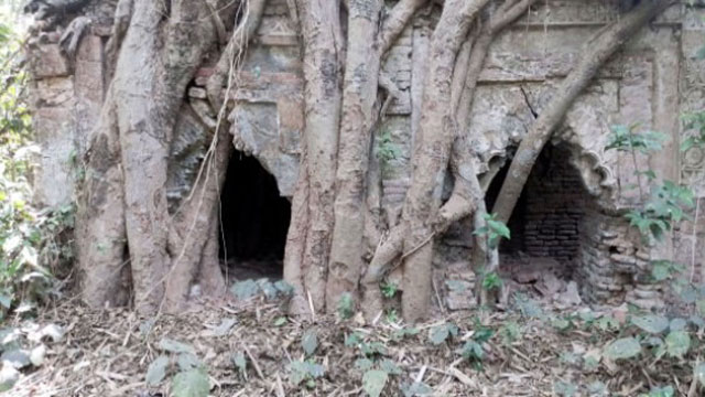 ধ্বংসের দারপ্রান্তে রংপুরের এক কাতার মসজিদ