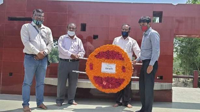 ঠাকুরগাঁওয়ে শহীদদের স্মরনে নির্মিত বধ্যভূমিতে শ্রদ্ধাঞ্জলি