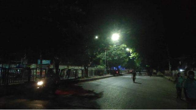 রাতে পালিত হচ্ছে লকডাউন