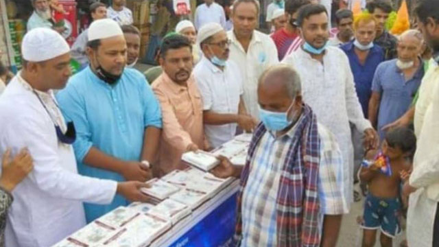 রাসিক মেয়রে’র উদ্যোগে গরীব ও অসহায়ের মাঝে ইফতারি বিতরণ