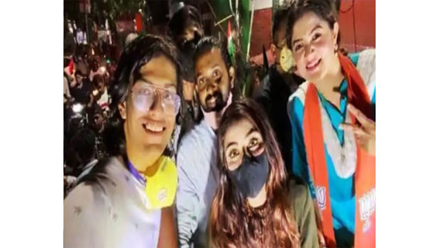 হবু পুত্রবধূকে ও ছেলেকে নিয়ে প্রচারে শ্রাবন্তী