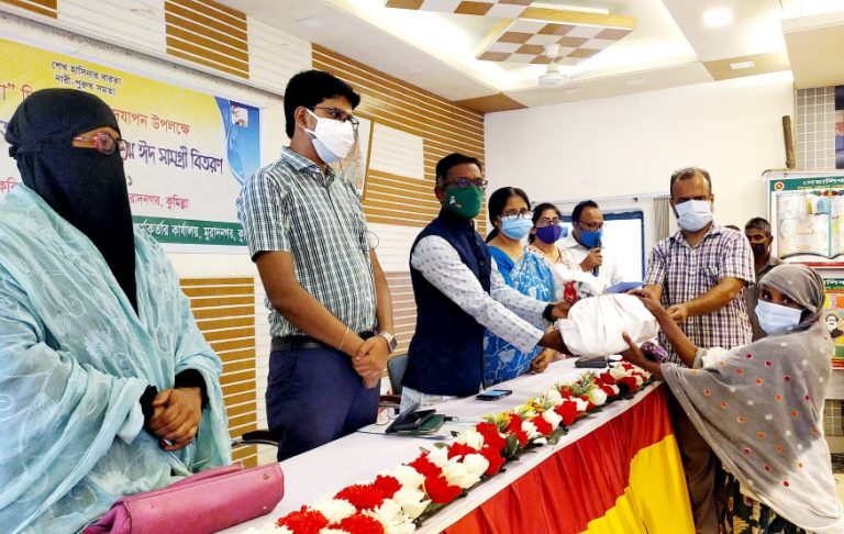 মুরাদনগরে মা দিবসে অসহায়দের মাঝে ঈদ সামগ্রী বিতরণ