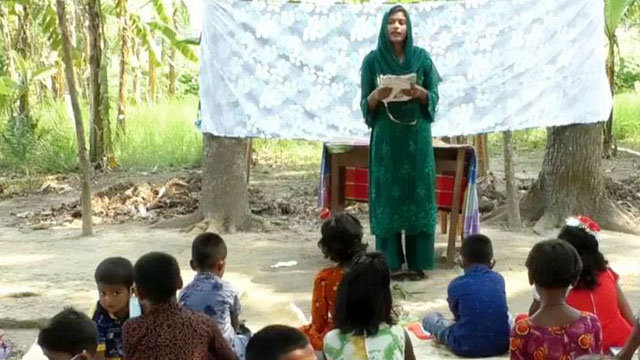 করোনায় আমবাগানে শিক্ষার বাতি জ্বালিয়েছে কুমারখালীর কলেজ ছাত্রী যুথি