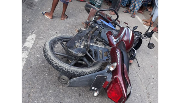 নোয়াখালীতে বেপরোয়া গতির ট্রাকচাপায় প্রাণ গেল ২ ছাত্রের
