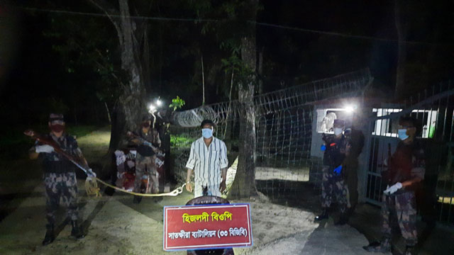 অবৈধভাবে ভারত থেকে দেশে প্রবেশের সময় এক মানবপাচারকারীসহ আটক ৭