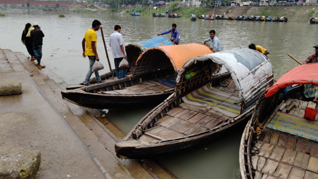 কঠোর বিধিনিষেধ অমান্য করে নৌপথে ঢাকায় ঢুকছে মানুষ