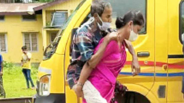 করোনায় আক্রান্ত শ্বশুরকে পিঠে করে হাসপাতালে নিলেন পুত্রবধূ
