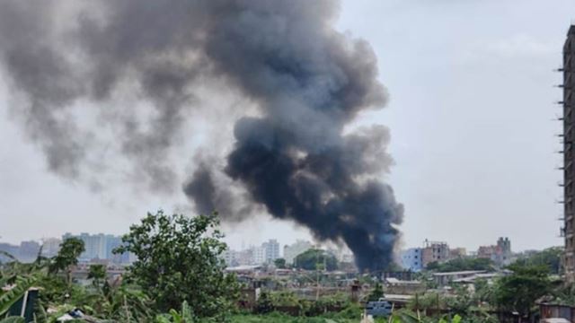 রাজধানীর কালশীর বাউনিয়া বাঁধ বস্তিতে আগুন