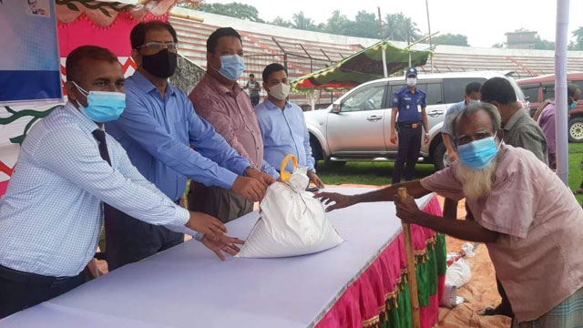 লক্ষ্মীপুরে  করোনায় ক্ষতিগ্রস্থ দুস্থদের মাঝে ত্রাণ বিতরন