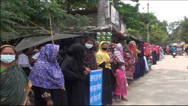 সাতক্ষীরার উপকূলীয় অঞ্চলে টেকসই বেড়িবাঁধ নির্মাণের দাবীতে মানববন্ধন