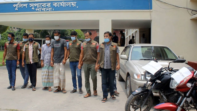 পাবনায় প্রাইভেটকার-মোটরসাইকেলসহ আটক ২ ছিনতাইকারী
