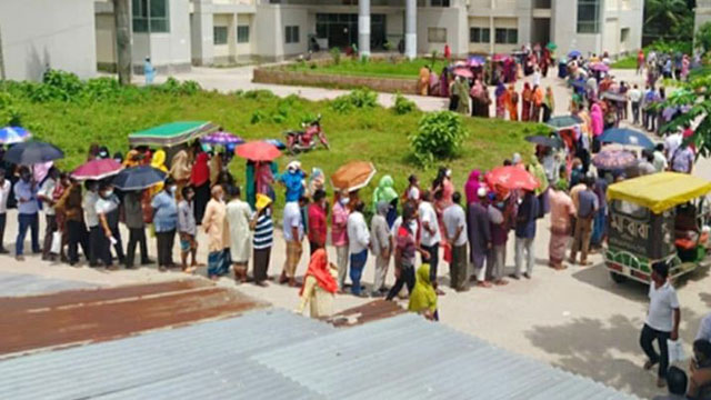 বাগেরহাটে করোনা টিকা নিতে প্রচন্ড ভিড়