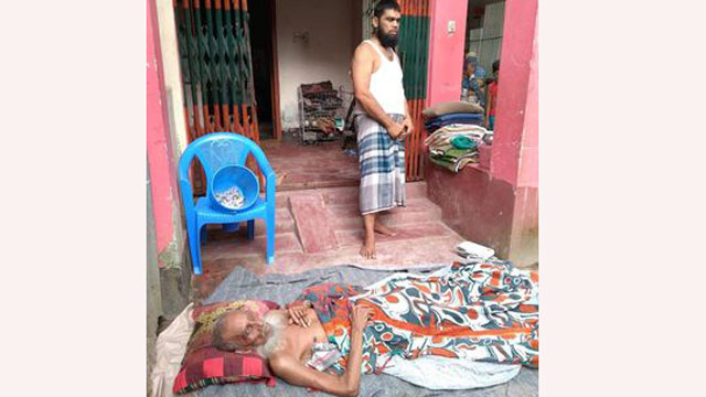 লক্ষ্মীপুরে বৃদ্ধ বাবাকে বাহিরে ফেলে রেখেছে সন্তানরা