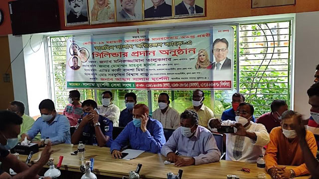 সারমিন সালাম অক্সিজেন ব্যাংকে অক্সিজেন সিলিন্ডার দিলেন এমপি সালাম