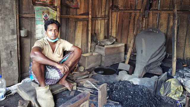 ফকিরহাটে কোরবানির সময়েও কাজ নেই কামারপাড়ায়!