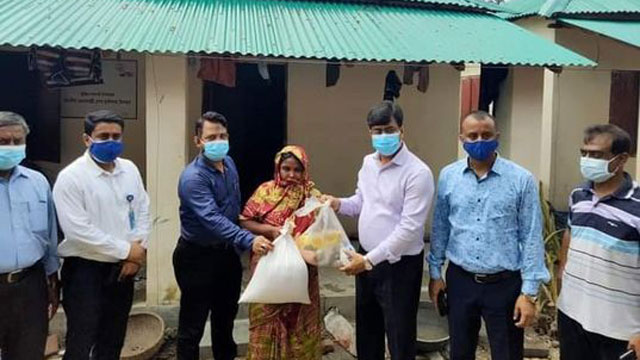ঝিনাইদহের আশ্রয়ণ প্রকল্পে জেলা প্রশাসকের ত্রাণ সামগ্রী বিতরণ