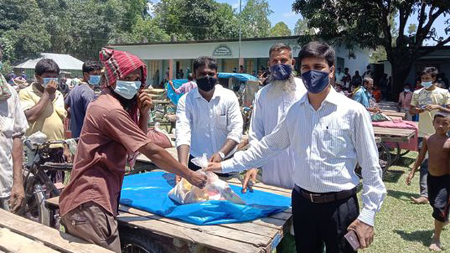সৈয়দপুরে প্রধানমন্ত্রীর খাদ্য সহায়তা বিতরণ