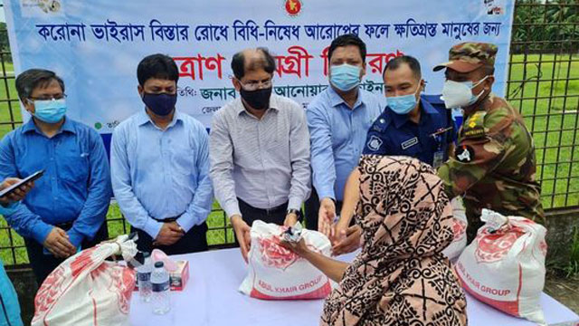 করোনাকালে বৃহত্তর নোয়াখালী কর্মকর্তা ফোরামের ত্রাণ সামগ্রী বিতরণ