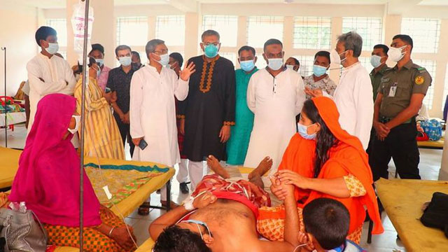 ঈদ উপলক্ষে পাবনায় হাসপাতালে রোগীদের সাথে দেখা করলেন এমপি প্রিন্স