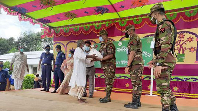 ঘোড়াঘাটে দুস্থ্যদের মাঝে সেনাবাহিনীর খাদ্য সমগ্রী বিতরণ