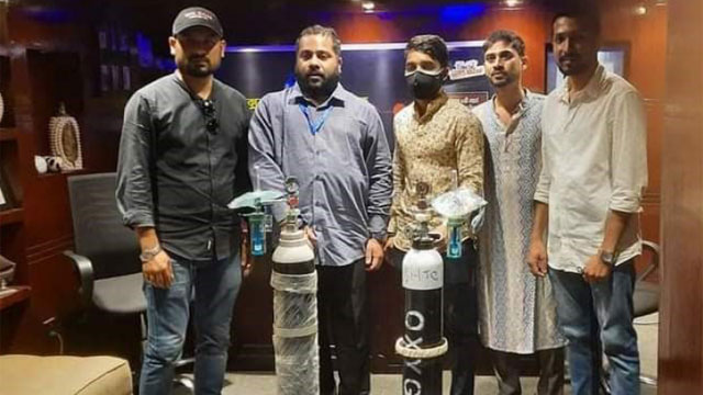 অসহায়দের জন্য অক্সিজেন সিলিন্ডার দিলেন মুমিনুল
