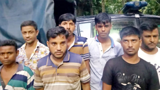 বগুড়ায় জুয়ার আসরে অভিযান চালিয়ে গ্রেপ্তার ৭