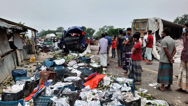 মান্দায় ট্রাক এবং মিনিট্রাকের মুখোমুখী সংঘর্ষে নিহত ২