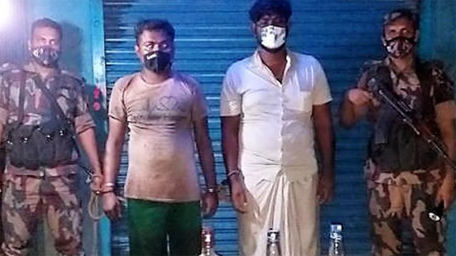 চাঁপাইনবাবগঞ্জে দেশীয় অস্ত্র ও ভারতীয় রুপিসহ আটক ২