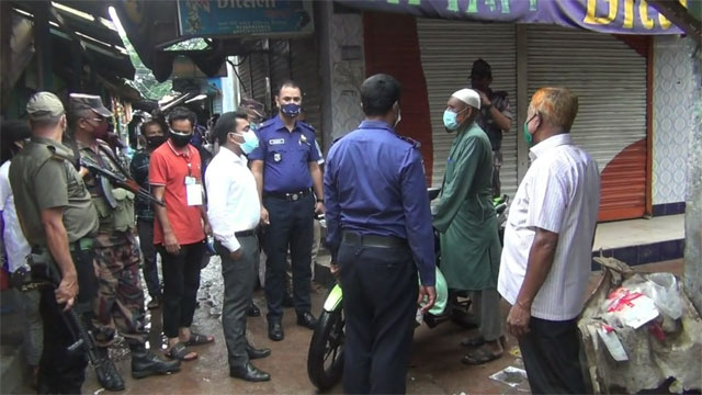 হিলিতে লকডাউন ও স্বাস্থ্যবিধি না মানায় ১২ জনকে জরিমানা