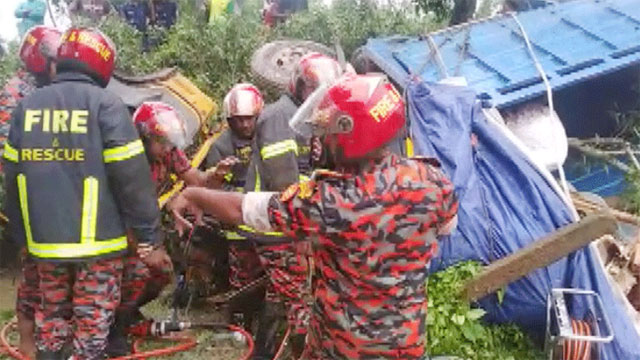 মৌলভীবাজারে মালবাহী ট্রাক নিয়ন্ত্রণ হারিয়ে নিহত ২