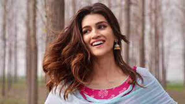 বিলাসবহুল গাড়ি কিনলেন বলিউড অভিনেত্রী কৃতি