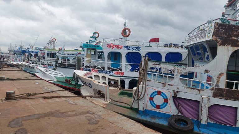 Newshunter24, Barisal, launch stoppage, weather, cyclonic storm, warning signal, BIWTA, river port,
