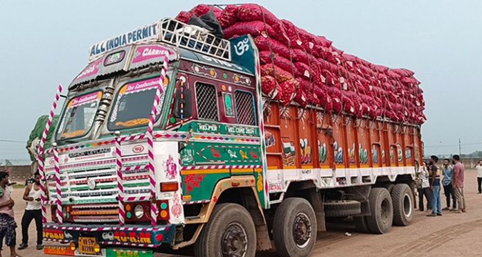 Newshunter24, Onion, import, Hili port, Dinajpur, land port,