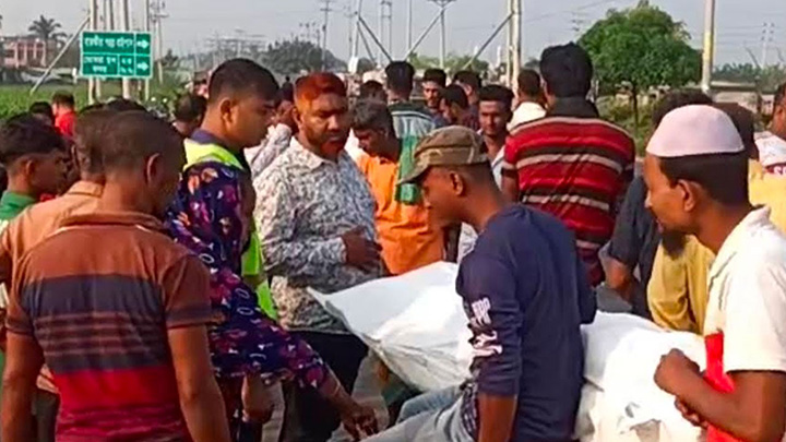 Newshunter24, Satkhira, Truck Crush, Killed, Khulna Highway, Accident,